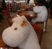 怕顧客一個人太孤單，日本咖啡館送玩具熊陪伴，太有愛了