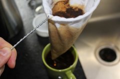 用咖啡襪釀造咖啡：法蘭絨濾布手衝咖啡衝煮法教程