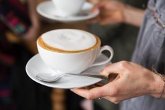 在美國加州，咖啡可能會出現癌症警告