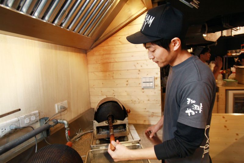 來自日本的「咖啡屋」咖啡豆也可以現點現烘，新不新鮮親自見證！