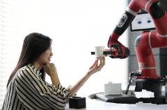 能聽懂普通話、廣東話和英語，AI咖啡廳的機器人衝咖啡你想試嗎？