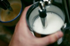 沒有大型的意式咖啡機怎麼製作出濃縮咖啡與奶泡呢??