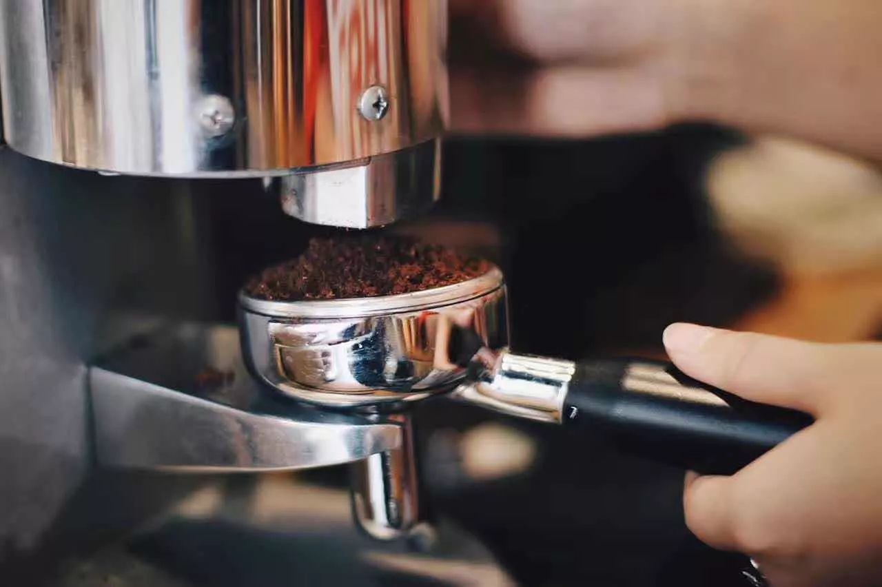 一名合格的咖啡師上班做的第一件事——調整意式磨豆機