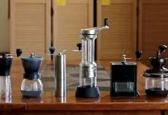 手搖磨豆機四大天王大測評！最熱門的四款咖啡手磨研磨性能對比