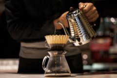 手衝咖啡是什麼？跟一般以機器製作出的意式濃縮咖啡有什麼分別？