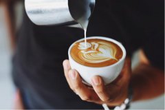 [拉花教學視頻]咖啡拉花要注意的細節 拉花前習慣刮奶泡可不可行