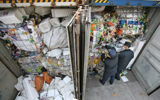 不要洋垃圾！星巴克紙杯面臨垃圾處理危機，中國不再接受洋垃圾