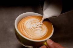 咖啡師必備之咖啡機打奶泡技巧-從歷史淵源到牛奶特性手把手教程