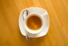 意式濃縮咖啡怎麼喝？爲什麼要用比較厚重的杯子並且溫杯？