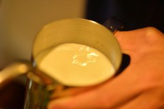 Steam Milk蒸奶泡技巧 泡沫牛奶、蒸汽牛奶是什麼 怎麼做出來的？