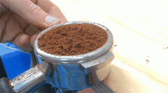 咖啡布粉技巧-輕磕 咖啡布粉的正確姿勢 布粉千萬別用手！