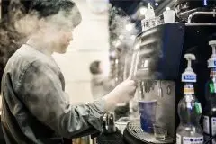 瑞幸咖啡應用新增“咖啡庫券轉贈”功能 “小藍杯”咖啡開始發力