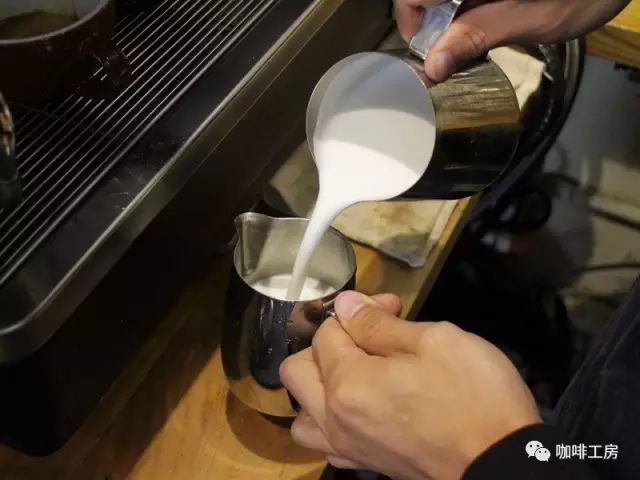 打奶泡技巧教學 新手入門如何製作綿密細緻的牛奶泡
