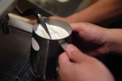 咖啡機如何打奶泡 打奶泡用什麼牛奶 “乾燥”的蒸氣最重要