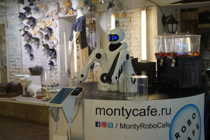 戰鬥民族機器人咖啡師亮相！雙臂一次搞定兩杯！將於莫斯科上崗