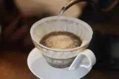 手衝咖啡三段式萃取衝煮手法 手衝咖啡水溫粉水比研磨度參數