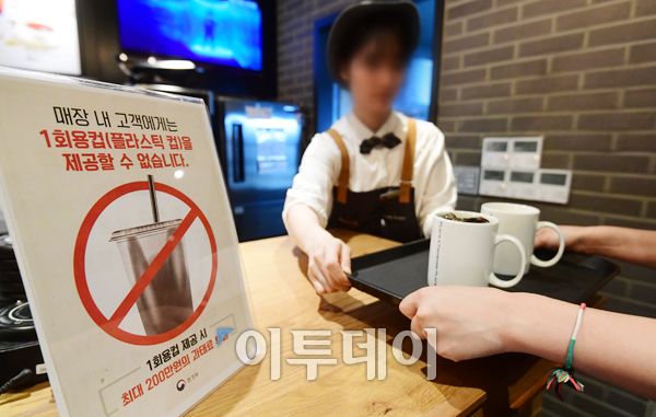 韓國咖啡店堂食禁用外賣杯後 被曝“馬克杯跟馬桶差不多髒”