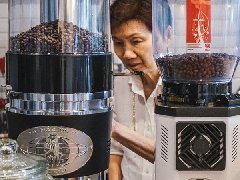 曼谷最酷的咖啡師，76歲老奶奶未喝過一杯咖啡卻成了招牌